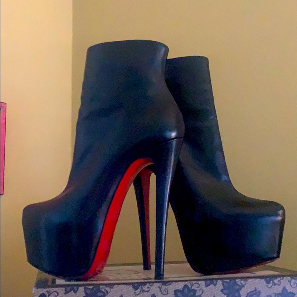 Christian Louboutin Daf Booty. 160 Shiny Calf